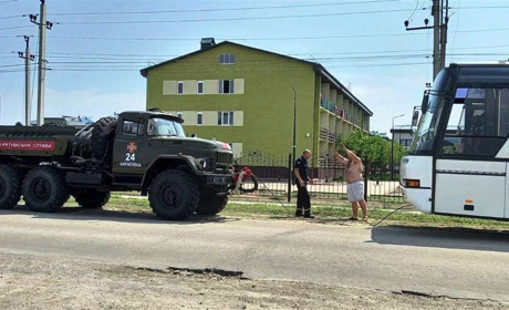 Вытащить автобус помогли спасатели