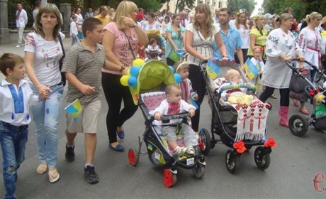 "Ukr.baby.car": найменших лозівчан запрошуються долучитися до святкової ходи "Лозівщина вишивана"