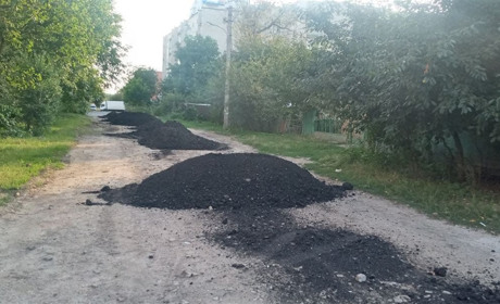 В Барі старим асфальтом, що лишився після ремонту центральної дороги підсипали вул. Чернишевського