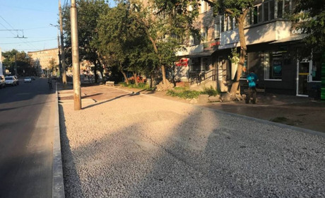 Під час ремонтів тротуарів на вулиці Шевченка спиляли 29 дерев. Замість них висадять 55 нових