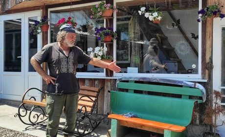 Борис Гора з Чортківщини із підручних матеріалів облаштував дім і подвір’я