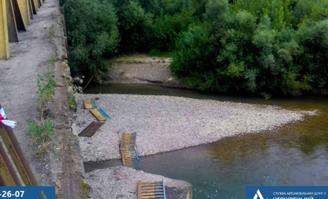 Вандали поламали 70 погонних метрів огорожі на мосту в Глиниці скинули їх у річку Прут