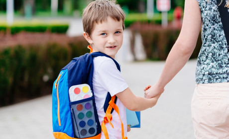 Як допомогти дитині звикнути до школи або дитячого садочка: поради для батьків
