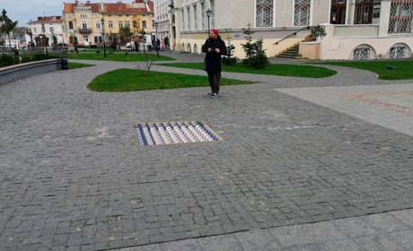 При потребі розбити скло: чому у центрі Дрогобича хочуть замурувати сіль