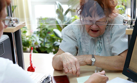 Додому чи на картку: як пенсіонерам платитимуть пенсії з 1 вересня