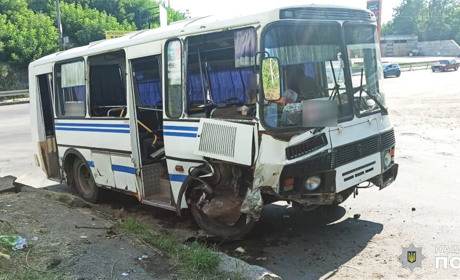 У Первомайську автобус гальмував за допомогою бордюру: травмувалося три жінки