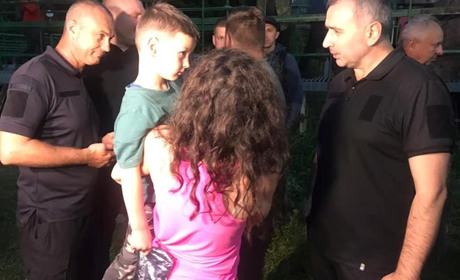 Спав на землі, нічого не їв і не пив: як 6-річний хлопчик 30 годин сам блукав у Карпатах