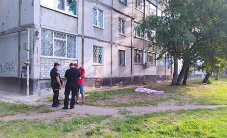 Випав з вікна і розбився: у Лозовій під вікнами п'ятиповерхівки знайшли тіло чоловіка