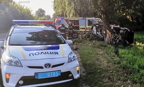 Водій, не впоравшись з керуванням, влетів у дерево. Від отриманих травм загинув на місці події
