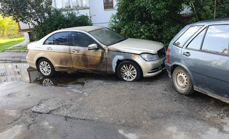 У Калуші горіли автомобіль та дровітня