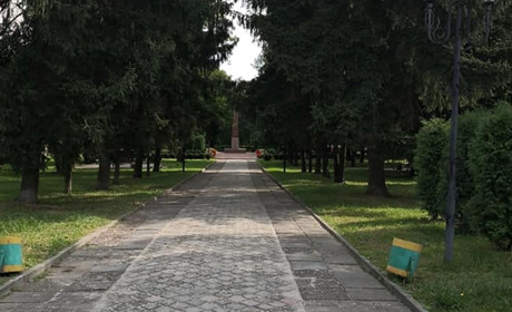 У Новограді невідомі вкрали зі скверу шість прапорів