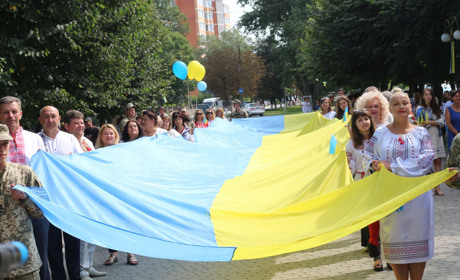 День Прапора у Старокостянтинові: 20-метровий стяг, святкова хода містом та концерт
