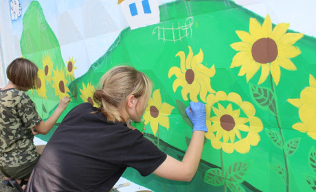 Художній десант Будинку школярів прикрашає своє рідне Троїцьке до Дня незалежності