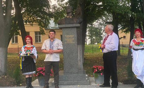 На 30-ти річчя Незалежності в Мамаївцях відкрили погруддя Дмитра Гнатюка та літній майданчик