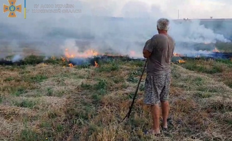 Піймали на "гарячому": на Лозівщині чоловік підпалив стерню на землі, що орендував