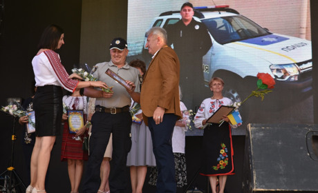 У Нижніх Сірогозах до Дня Незалежності нагородили мешканців громади: граветонами, грамотами