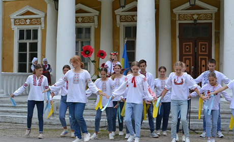 Святкові новини тижня: про запашні короваї, вітання та пригощання