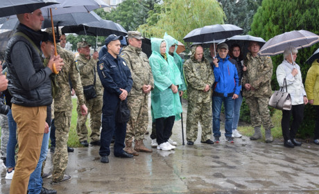 Сьома річниця Іловайської трагедії: нетішинці під проливним дощем віддали шану захисникам України