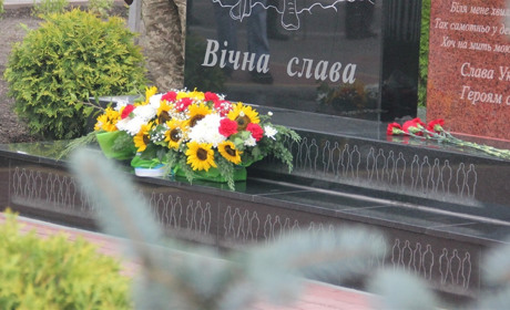 А біда - чорним болем: у Калинівці вшанували пам’ять захисників, які загинули за Україну