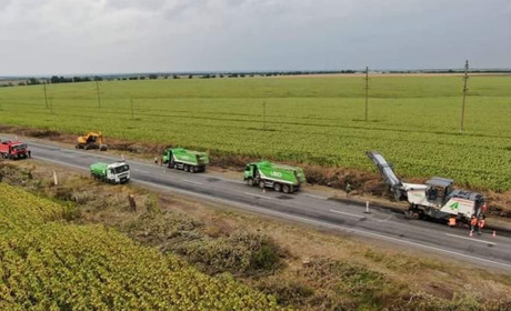 У самому розпалі триває ремонт доріг за Южноукраїнськом. Дивіться де саме та які роботи виконуються