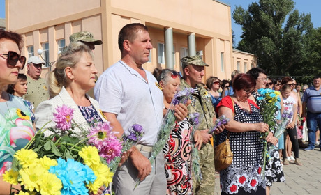 Соняхи пам’яті: квітами та хвилиною мовчання сірогозці вшанували загиблих в АТО захисників