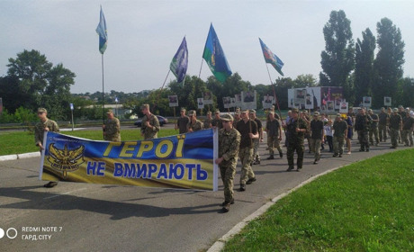 У Первомайську вшанували пам'ять загиблих воїнів: хода-реквієм та відкриття виставки. Фото та відео