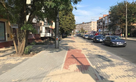 Ремонт тротуарів на вулиці Шевченка на фінішній прямій. Фотофакт