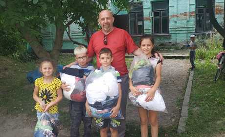 Оберіть для себе необхідні речі або принесіть зайві у "Скарбничку добра", що працює щосереди