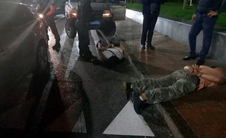 Двох квартирних злодіїв, один із яких колишній правоохоронець, затримали у центрі Чернігова