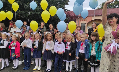 Перший дзвінок у школах: ранній дрібний дощик та жовто-блакитні кульки на честь рідної України