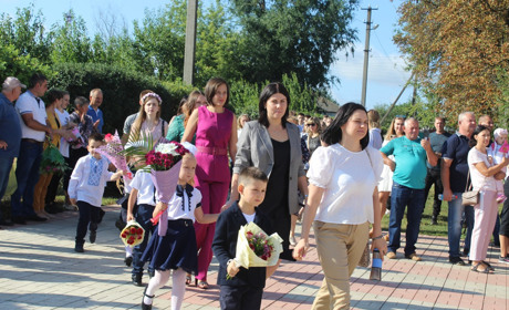 На перший дзвоник початкові та старші класи Троїцького ліцею проводили захід на окремих локаціях