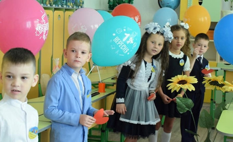 У закладах освіти Нижньосірогозької громади пройшло свято Першого дзвоника. Фото з соцмереж