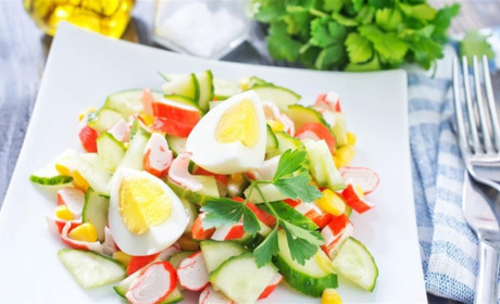 Ніжні та легкі: 5 цікавих салатів з крабових паличок