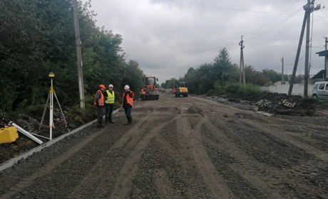 У Старокостянтинові прокладають дорогу від молочного до олійноекстракційного заводу