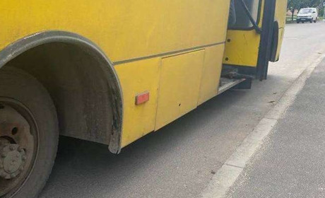 У маршрутки "Чернівці-Неполоківці" під час руху відпало колесо і травмувало пішохода