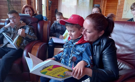 Для конотопських першокласників створили унікальну абетку – хто отримав її перші примірники