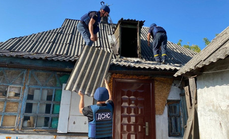 Як у Волноваському районі відновлюють будинки постраждалі від ворожих обстрілів