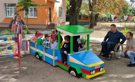 Столярна майстерня «Ігри, що змінюють» виготовила авто для дитячого садочку у Покрові