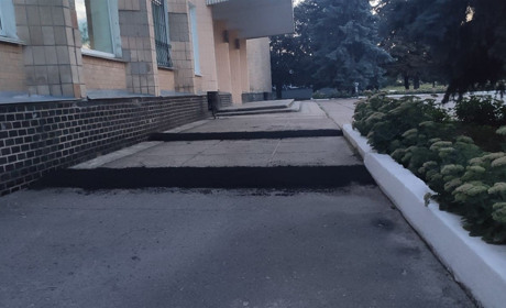 Кому помешала безбарьерная среда возле горисполкома?