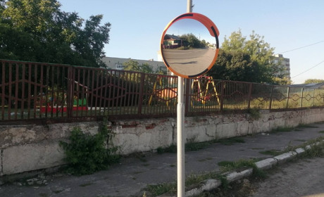 В Попасній встановили дорожні дзеркала та нові урни, а також планують лежачих поліцейських