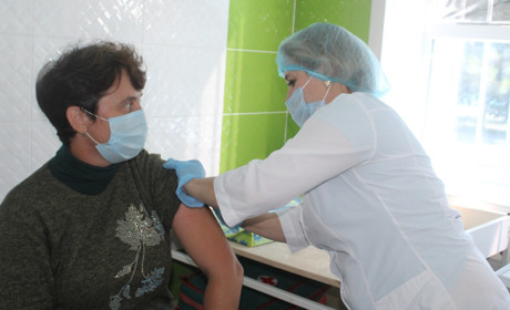 Вакцинація триває: за день у троїцькій лікарні роблять щеплення від COVID до ста людей