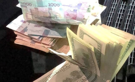 Чернігівка віддала шахраям 4 тисячі доларів. Патрульні знайшли зловмисників і гроші