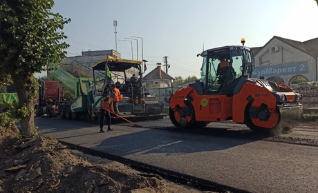 В Барі активно ремонтують дорожнє покриття головної дороги міста: фото