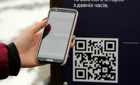 Таблички з QR-кодом: у Старокостянтинові презентують нову навігаційну систему міста
