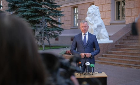 Школи, де від COVID-19 вакциновано менш ніж 80% колективу, закриють на карантин: дистанційки не буде