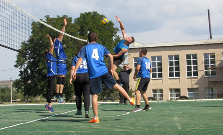Як п'ять команд взяли участь у відкритому кубку громади з волейболу