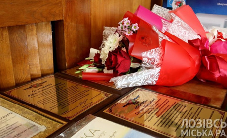 Фото дня: у Лозовій нагородили бригаду медиків, які витягнули "з того світу" 18-річного хлопця