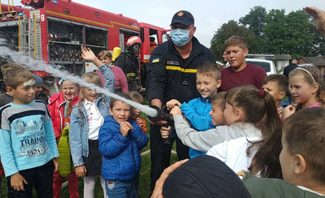 «День з поліцейським та рятівником» провели в Лашківській школі