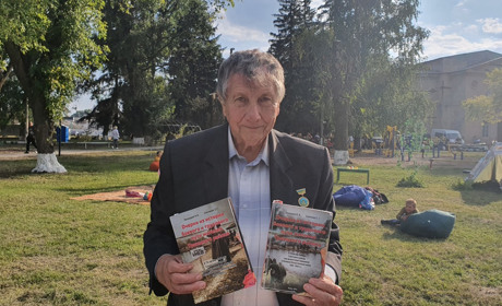 Троїцький краєзнавець представив на виставку альбоми фотографій про історію Троїцького краю