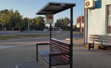 У Волновасі встановили "сонячну" лавочку з usb-портами для зарядних пристроїв: фотофакт
